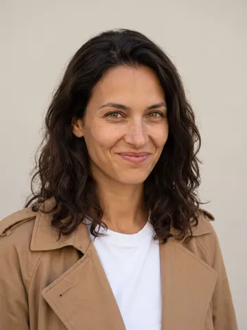 Inès, Front
