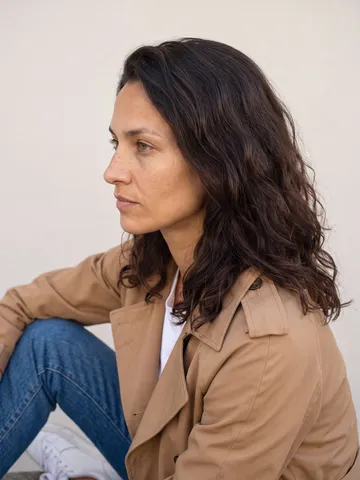 Inès, Profile